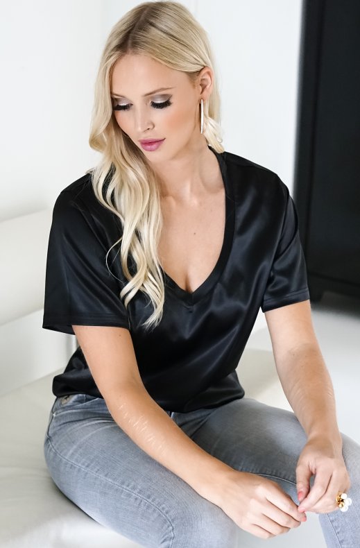 Blond Hour - the Perfect Shiny V-neck top - Black