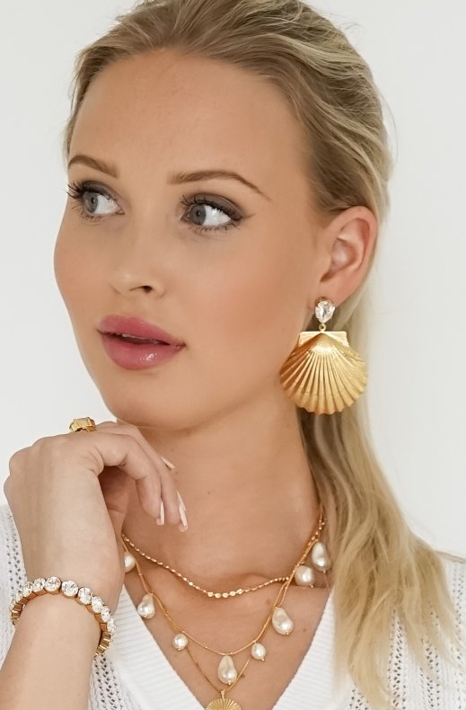 CAROLINE SVEDBOM - SHELL EARRING GOLD CRYSTAL