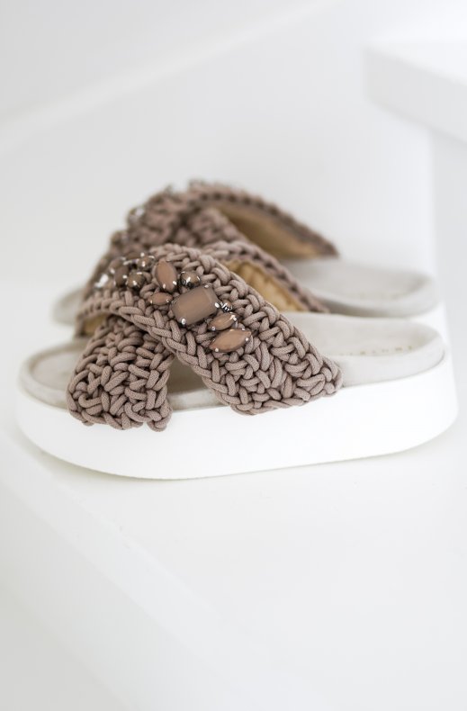 Inuikii - Woven Stone Platform - Taupe