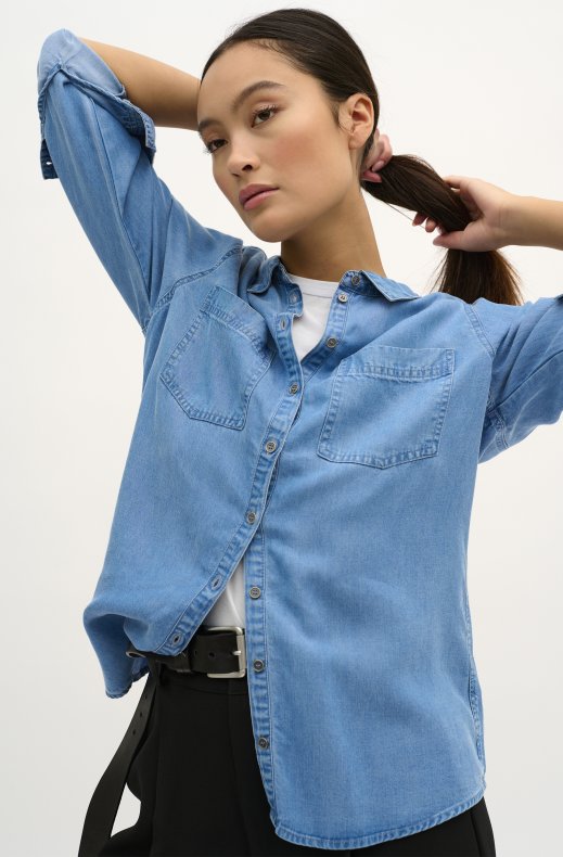 My Essential Wardrobe - The Denim Shirt Light Blue Vintage
