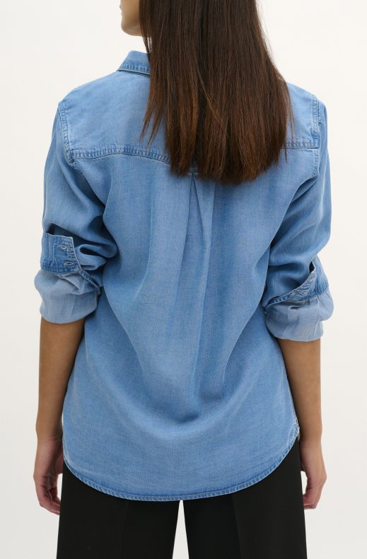 My Essential Wardrobe - The Denim Shirt Light Blue Vintage